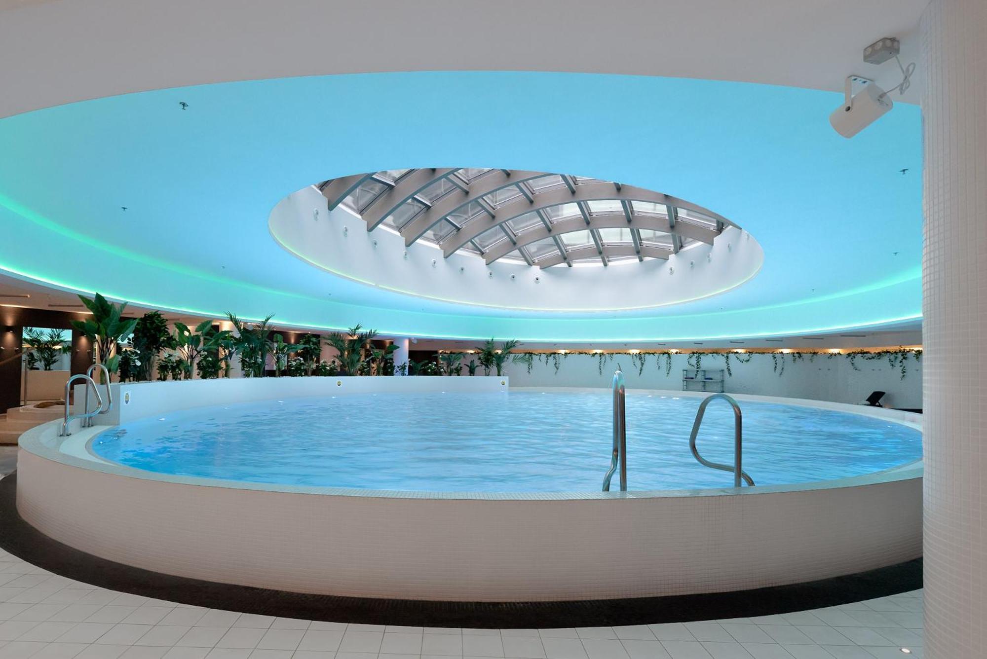 Modern With Swimming Pool In Hanza Tower By Renters Apartment *