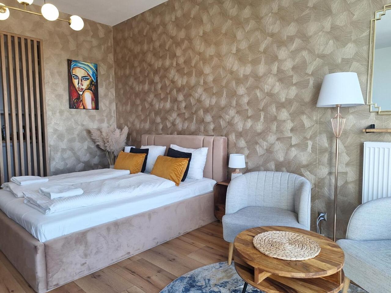 Modern With Swimming Pool In Hanza Tower By Renters Apartment *