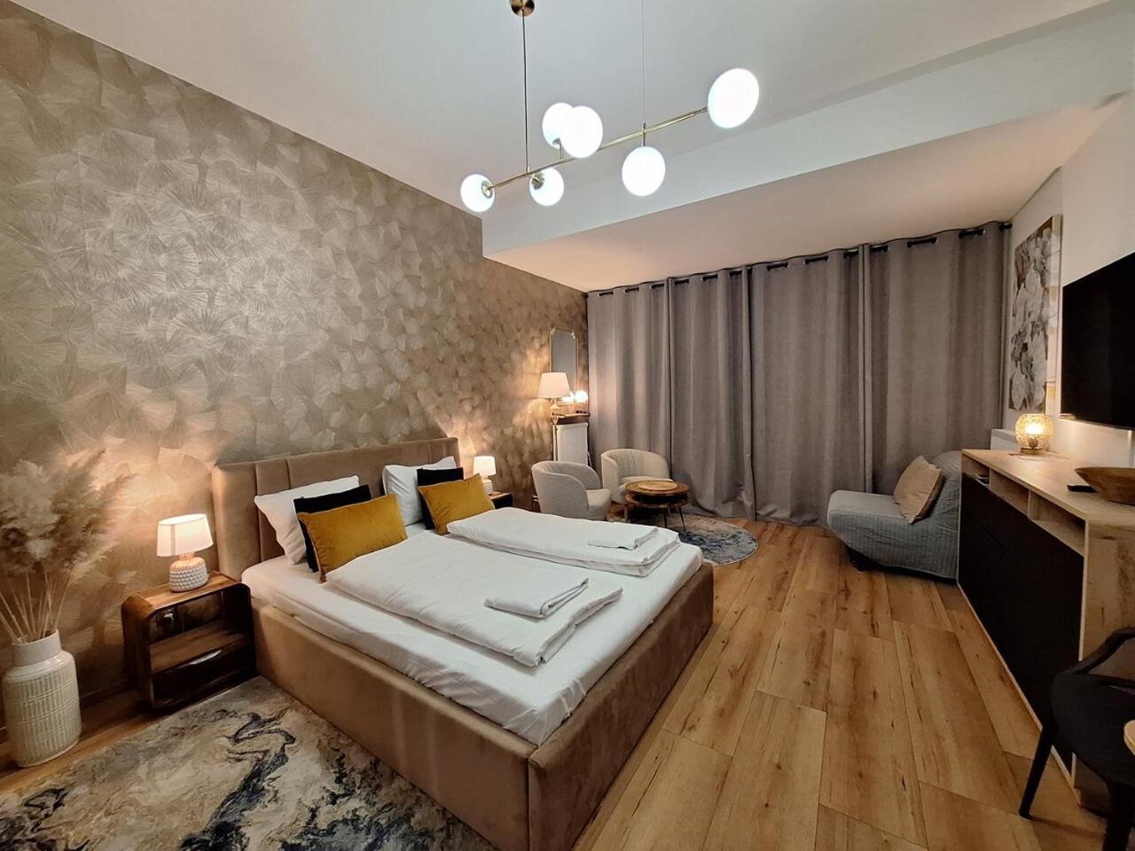Modern With Swimming Pool In Hanza Tower By Renters Apartment *